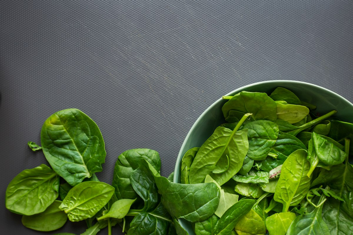 Grünes Blattgemüse wie Spinat und Kale